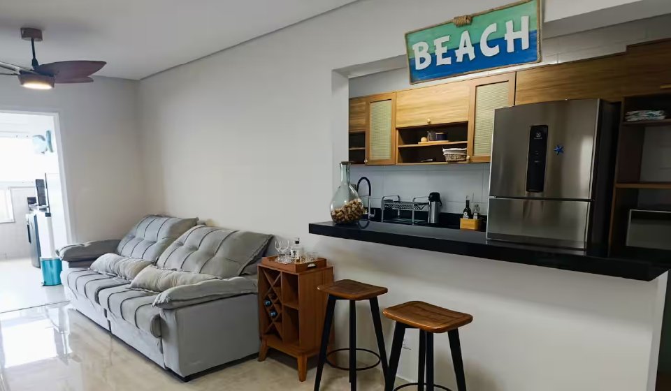 https://www.airbnb.com.br/h/praiacaicarahotbeach